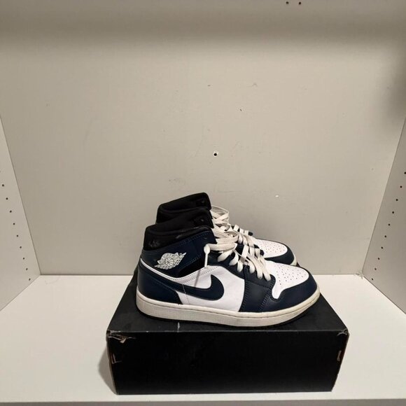 Jordan Men's Navy and Blue Trainers - Picture 2 of 6
